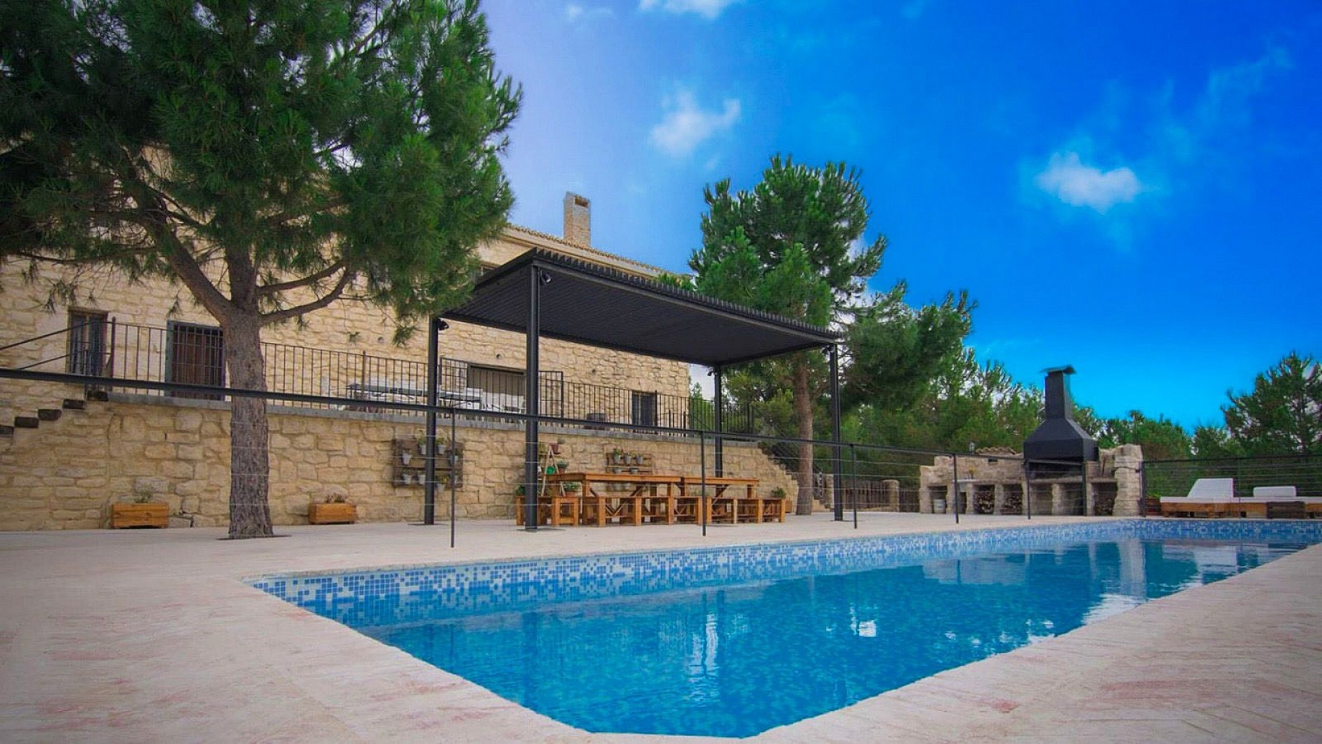 Resale - 9 Bedroom 3 Bathroom Villa in Biar -  - Alicante