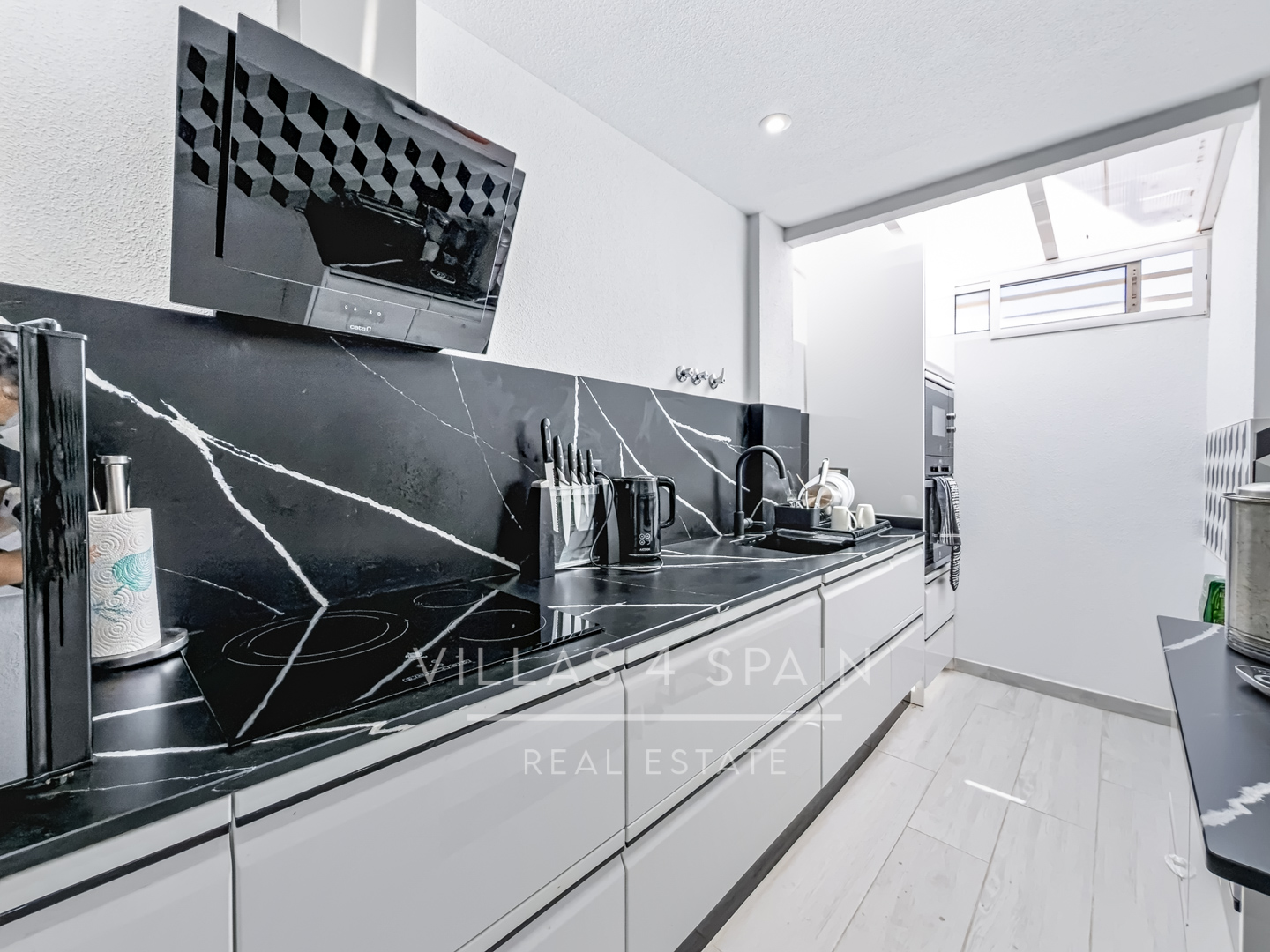 Resale - 3 Bedroom 2 Bathroom Townhouse with parking and roof terrace in San Pedro del Pinatar - av. pablo picasso - Murcia