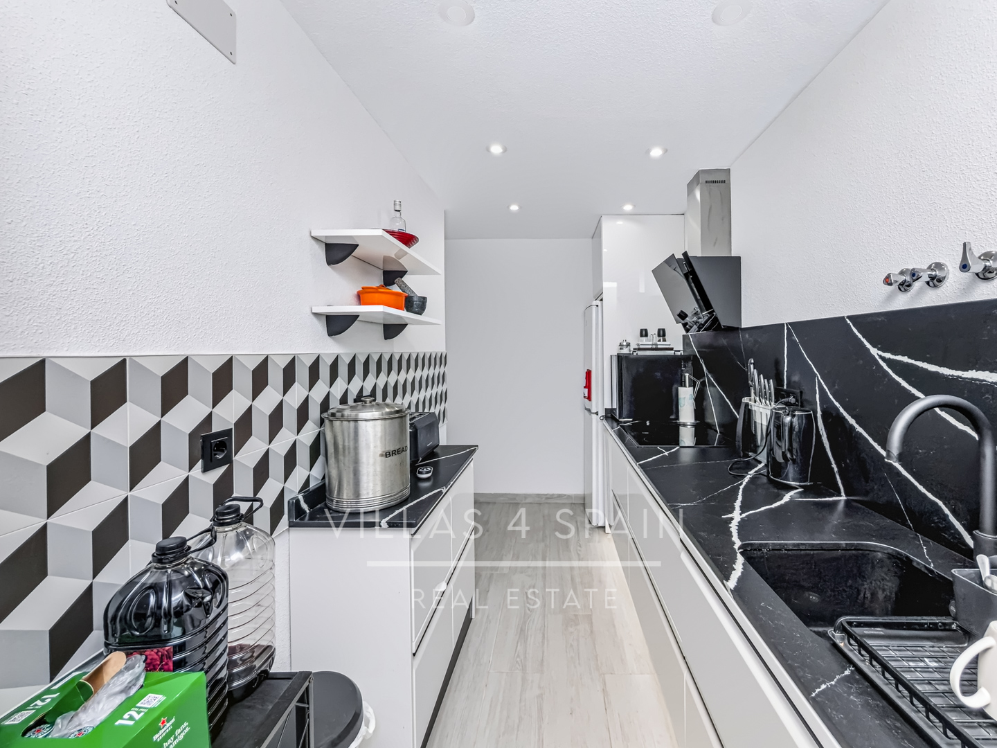 Resale - 3 Bedroom 2 Bathroom Townhouse with parking and roof terrace in San Pedro del Pinatar - av. pablo picasso - Murcia