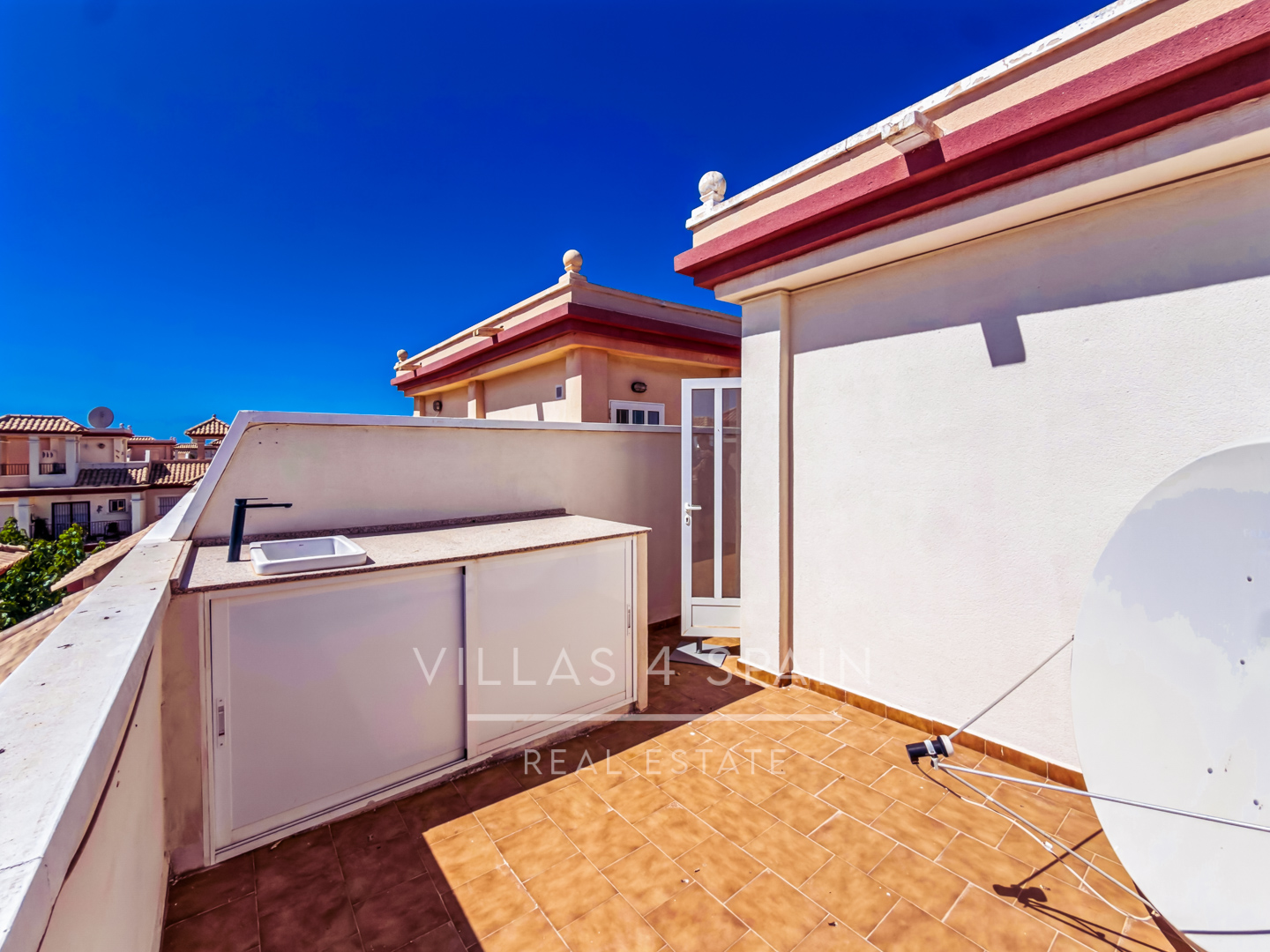 Resale - 3 Bedroom 2 Bathroom Townhouse with parking and roof terrace in San Pedro del Pinatar - av. pablo picasso - Murcia