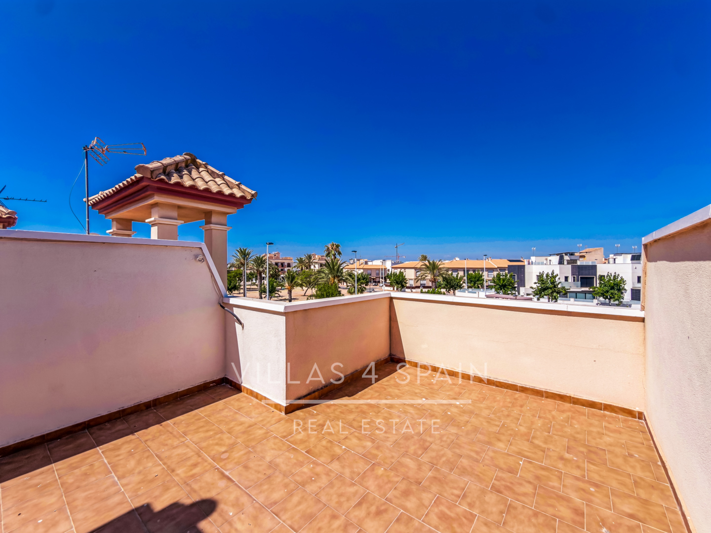 Resale - 3 Bedroom 2 Bathroom Townhouse with parking and roof terrace in San Pedro del Pinatar - av. pablo picasso - Murcia