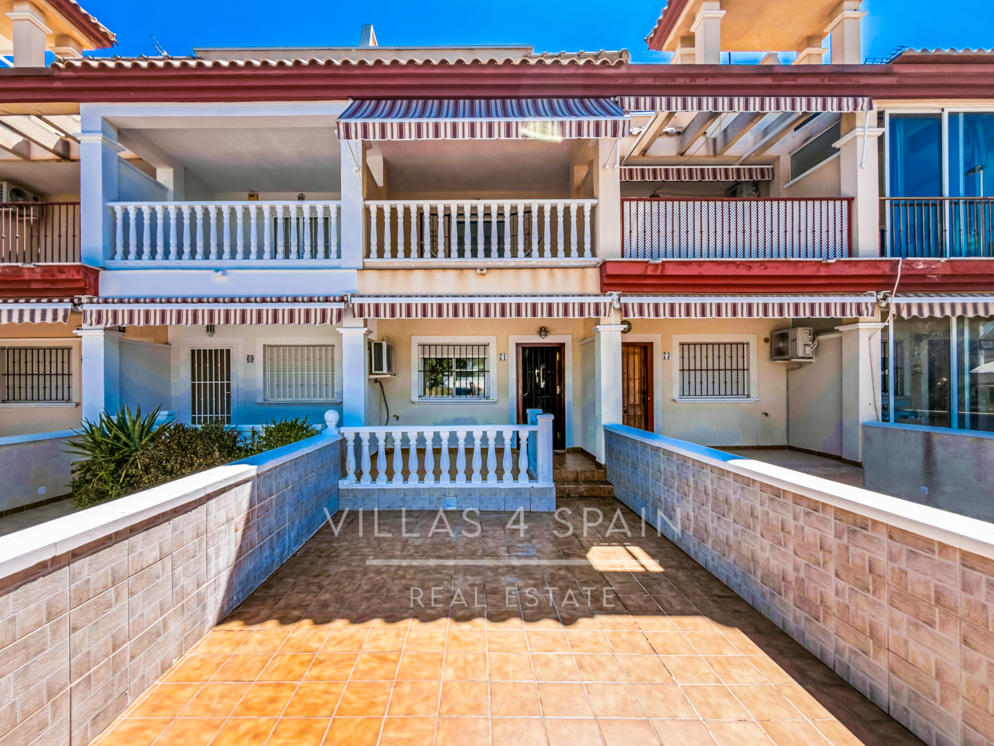 Resale - 3 Bedroom 2 Bathroom Townhouse with parking and roof terrace in San Pedro del Pinatar - av. pablo picasso - Murcia
