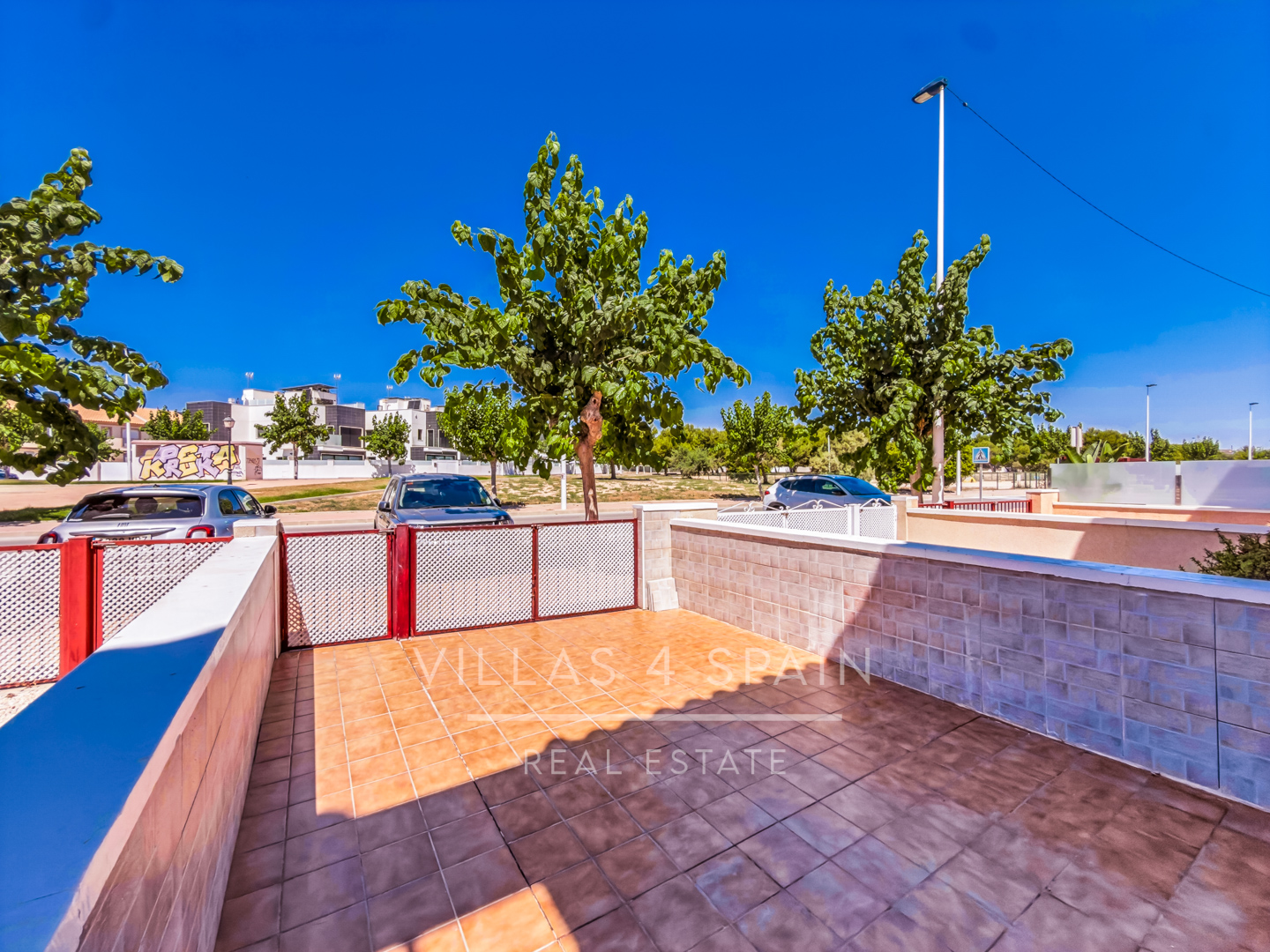 Resale - 3 Bedroom 2 Bathroom Townhouse with parking and roof terrace in San Pedro del Pinatar - av. pablo picasso - Murcia