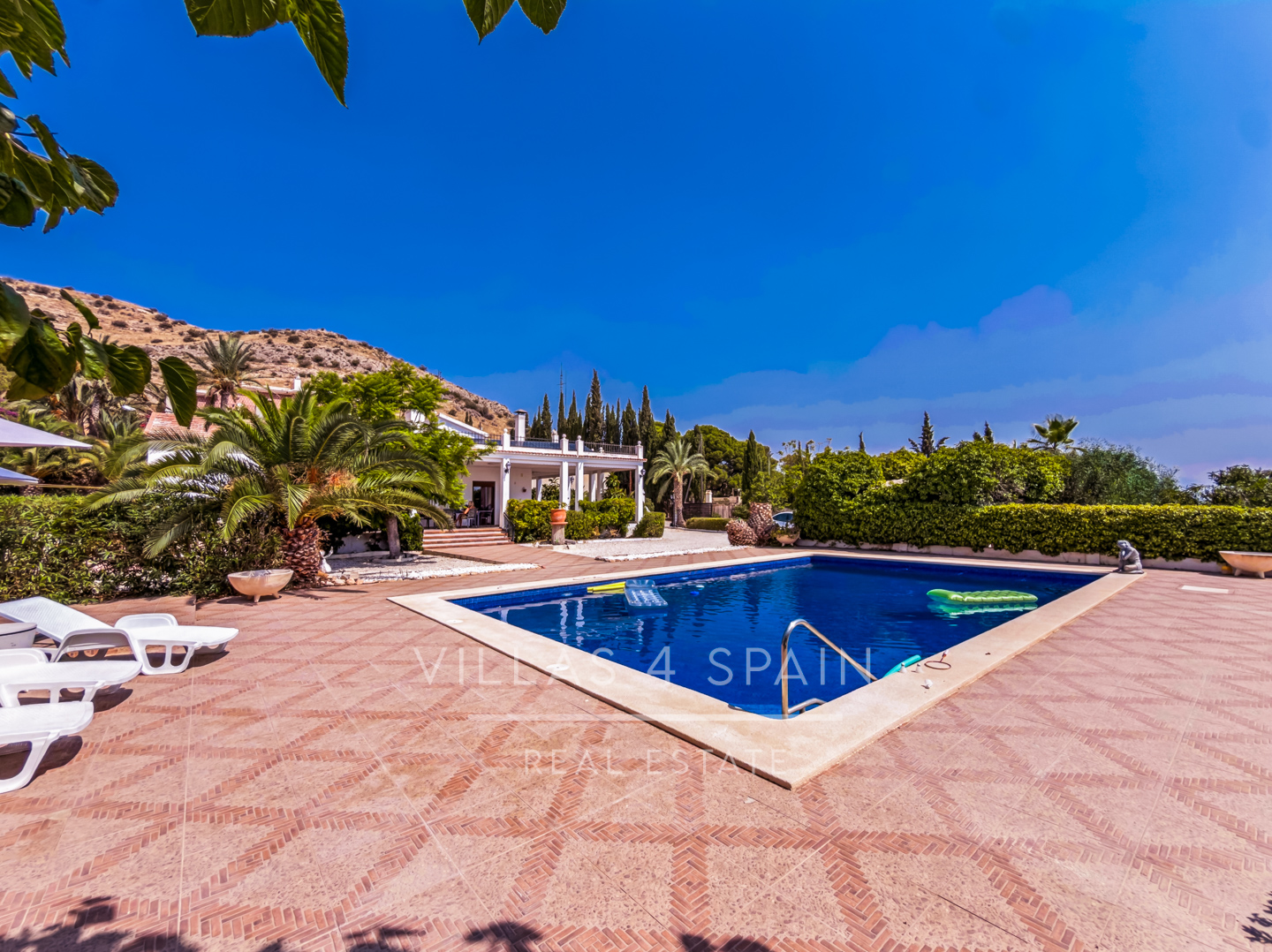 Resale - 4 Bed 3 Bath Villa with a private pool & parking in Aspe Alicante - av tres de agosto - Alicante