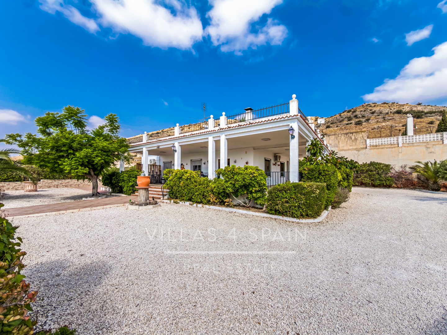 Resale - 4 Bed 3 Bath Villa with a private pool & parking in Aspe Alicante - av tres de agosto - Alicante