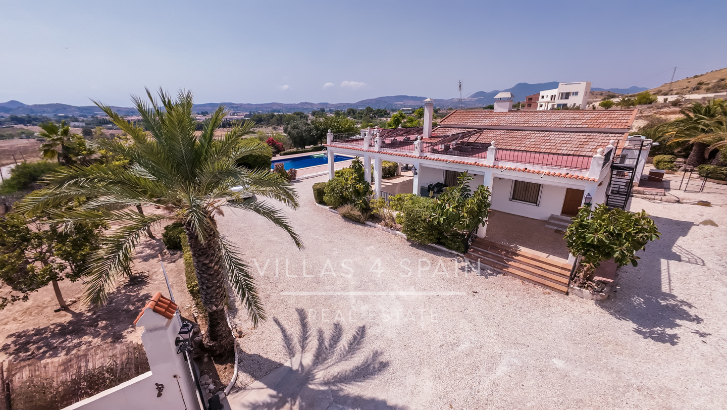 Resale - 4 Bed 3 Bath Villa with a private pool & parking in Aspe Alicante - av tres de agosto - Alicante