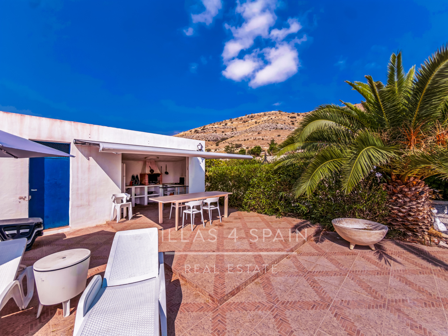 Resale - 4 Bed 3 Bath Villa with a private pool & parking in Aspe Alicante - av tres de agosto - Alicante