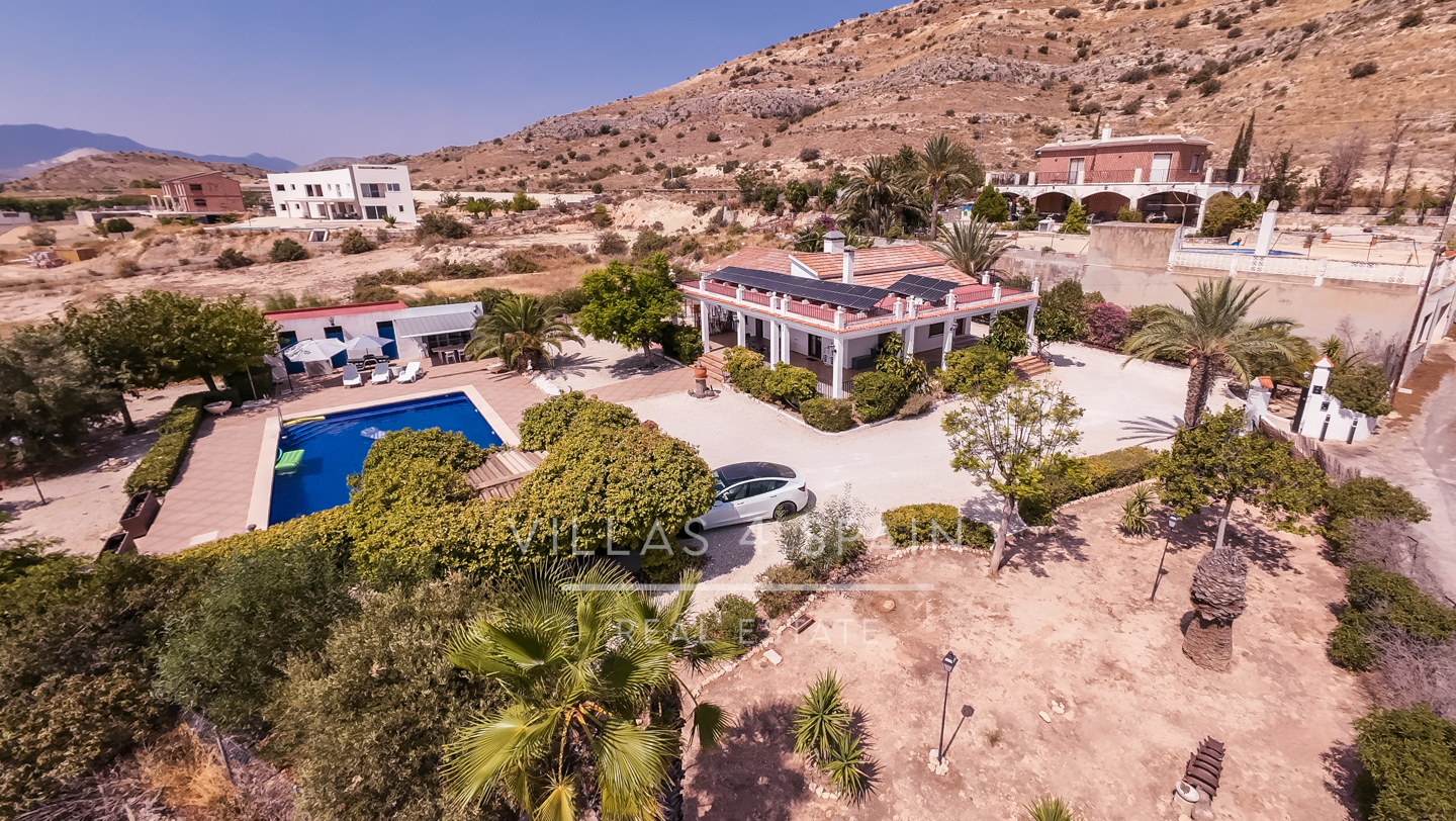 Resale - 4 Bed 3 Bath Villa with a private pool & parking in Aspe Alicante - av tres de agosto - Alicante