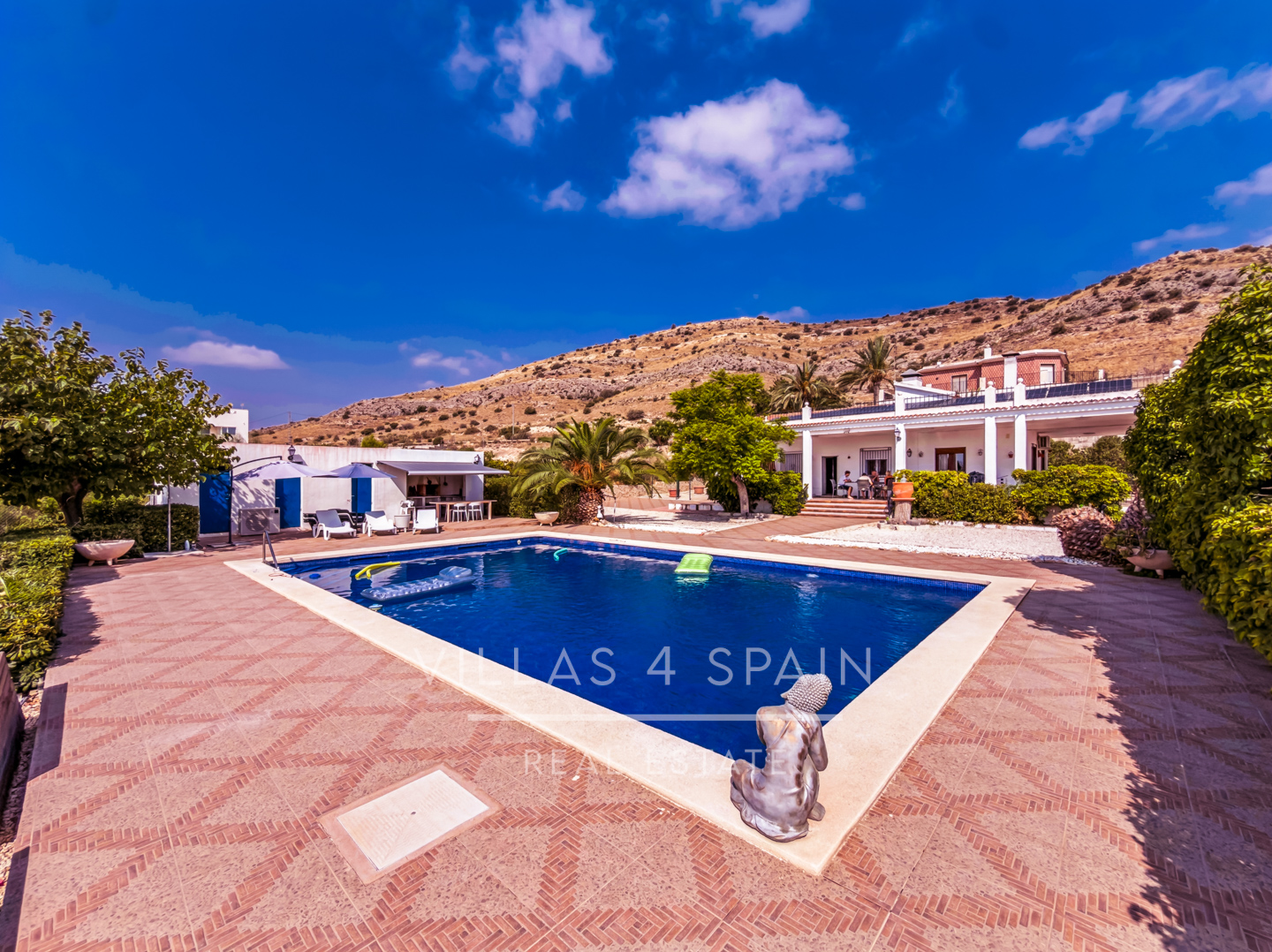 Resale - 4 Bed 3 Bath Villa with a private pool & parking in Aspe Alicante - av tres de agosto - Alicante