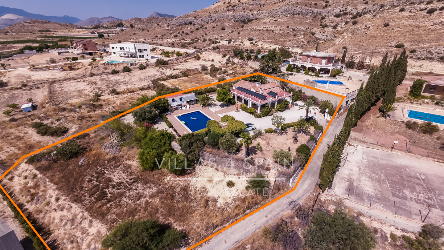 Resale - 4 Bed 3 Bath Villa with a private pool & parking in Aspe Alicante - av tres de agosto - Alicante