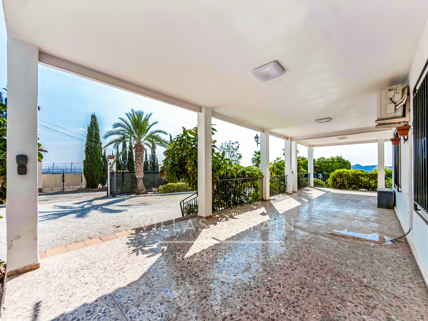 Resale - 4 Bed 3 Bath Villa with a private pool & parking in Aspe Alicante - av tres de agosto - Alicante