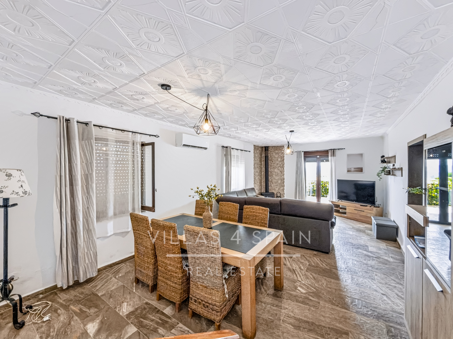 Resale - 4 Bed 3 Bath Villa with a private pool & parking in Aspe Alicante - av tres de agosto - Alicante