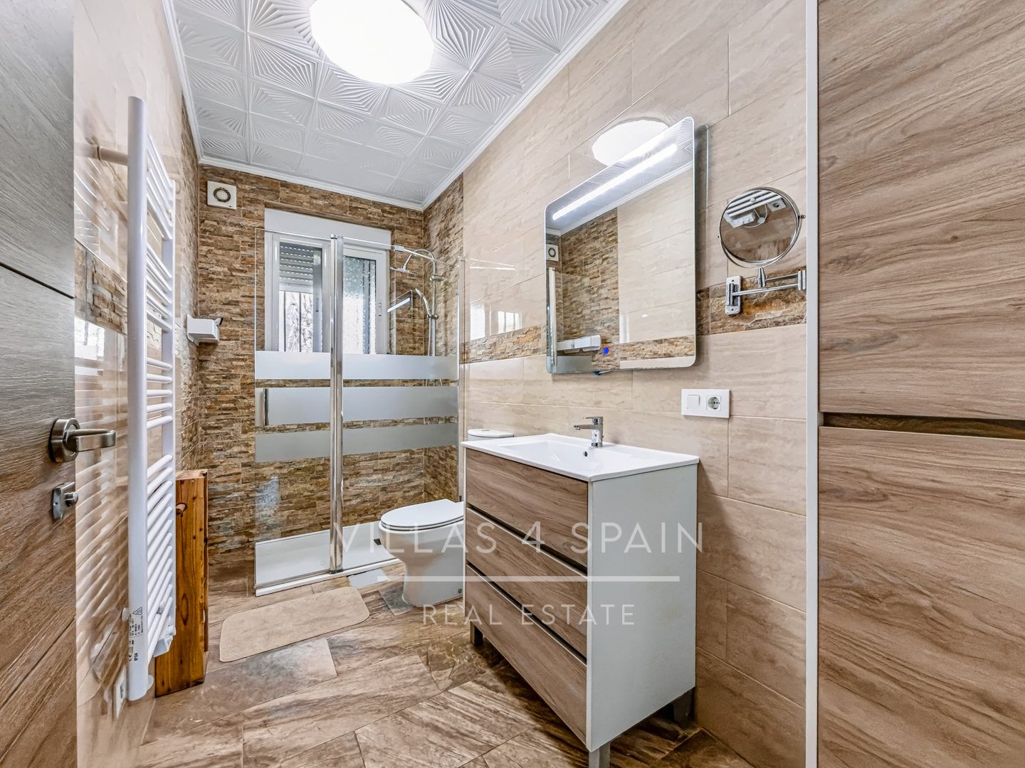 Resale - 4 Bed 3 Bath Villa with a private pool & parking in Aspe Alicante - av tres de agosto - Alicante