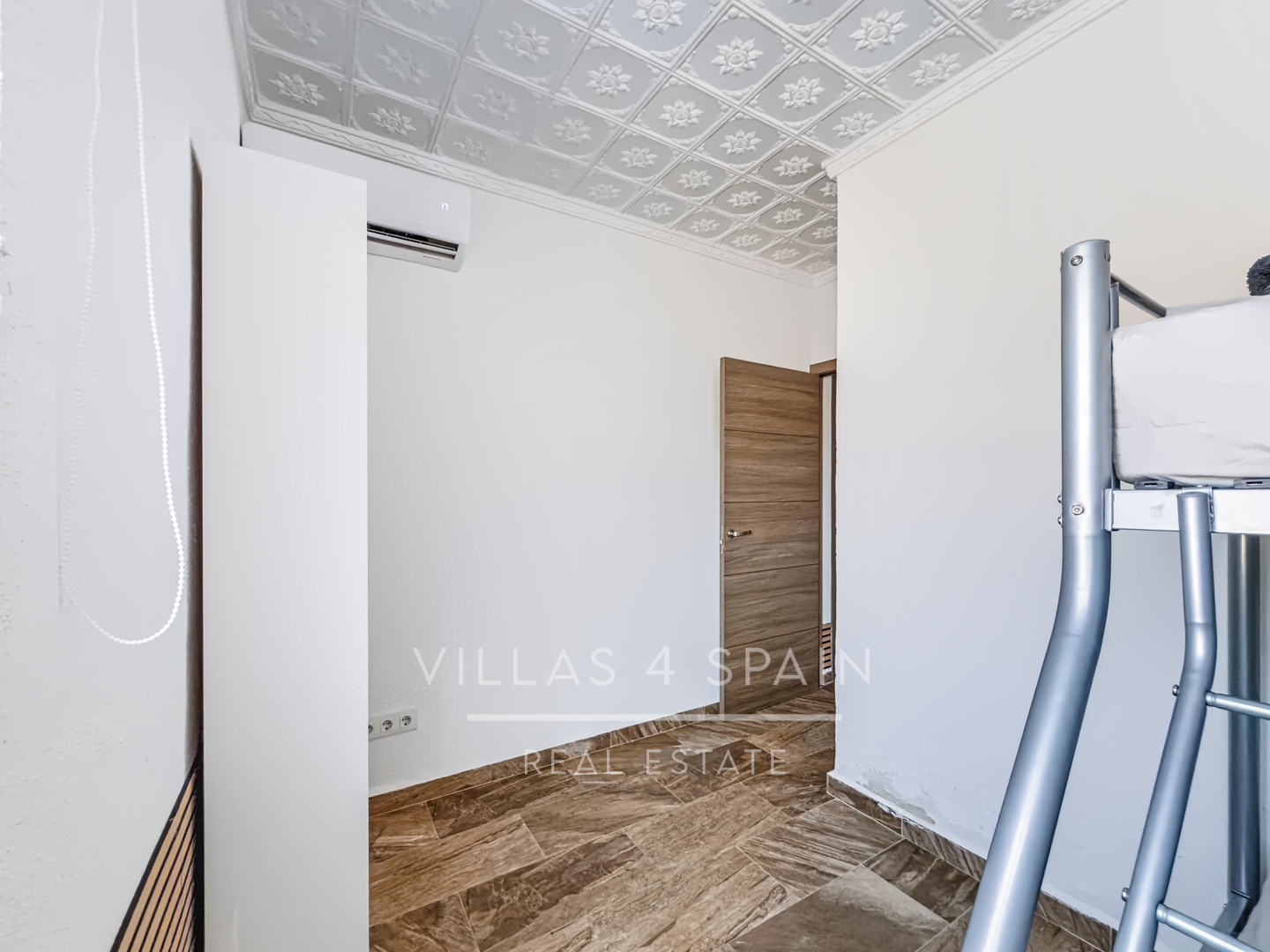 Resale - 4 Bed 3 Bath Villa with a private pool & parking in Aspe Alicante - av tres de agosto - Alicante