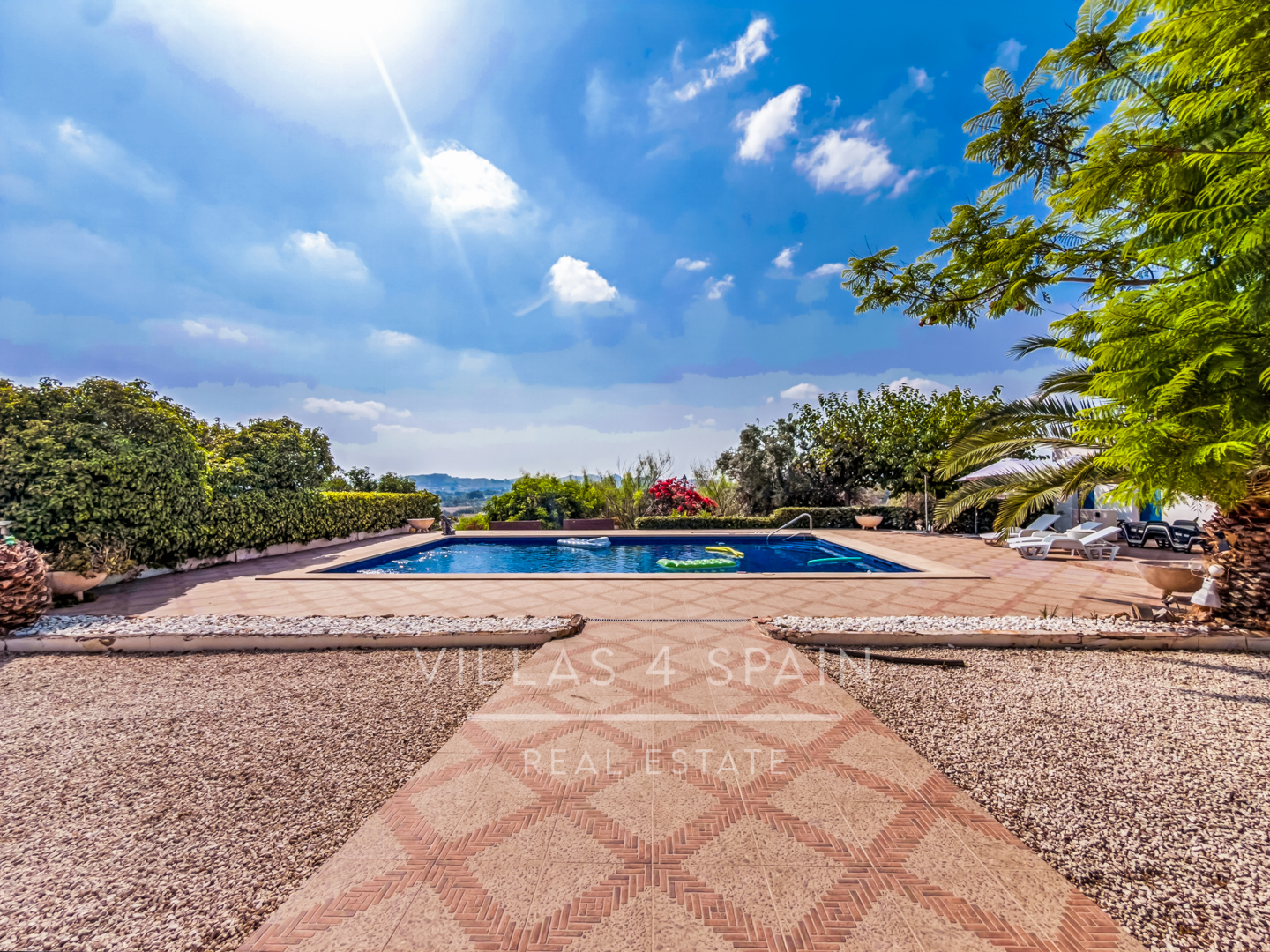 Resale - 4 Bed 3 Bath Villa with a private pool & parking in Aspe Alicante - av tres de agosto - Alicante