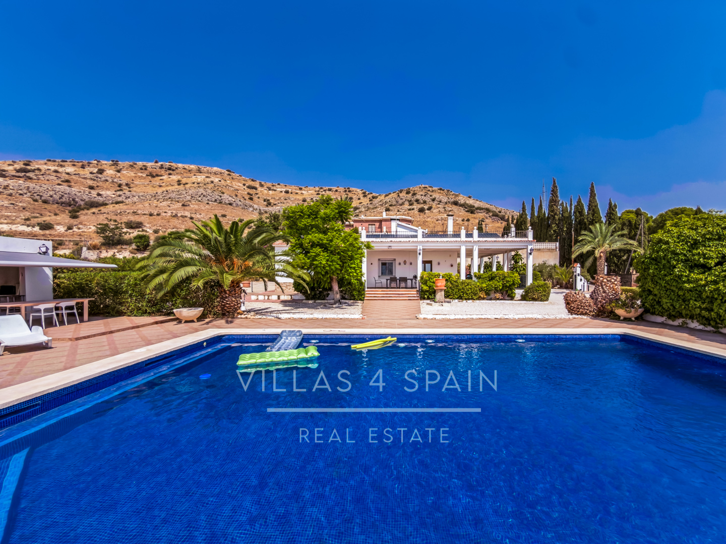 Resale - 4 Bed 3 Bath Villa with a private pool & parking in Aspe Alicante - av tres de agosto - Alicante