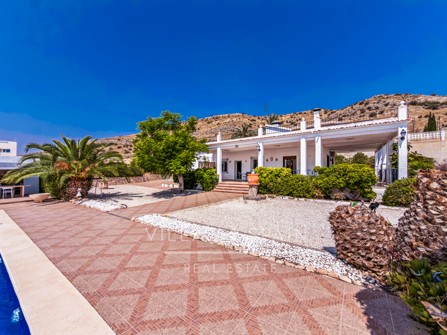 Resale - 4 Bed 3 Bath Villa with a private pool & parking in Aspe Alicante - av tres de agosto - Alicante
