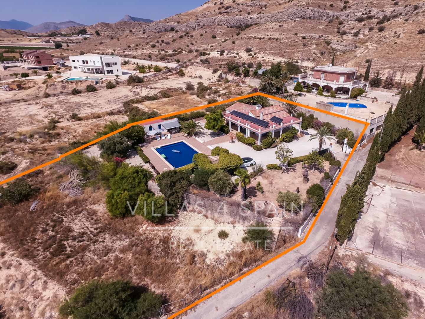 4 Bed 3 Bath Villa with a private pool & parking in Aspe Alicante