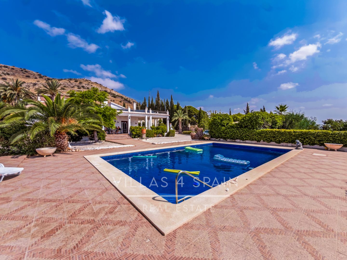 4 Bed 3 Bath Villa with a private pool & parking in Aspe Alicante
