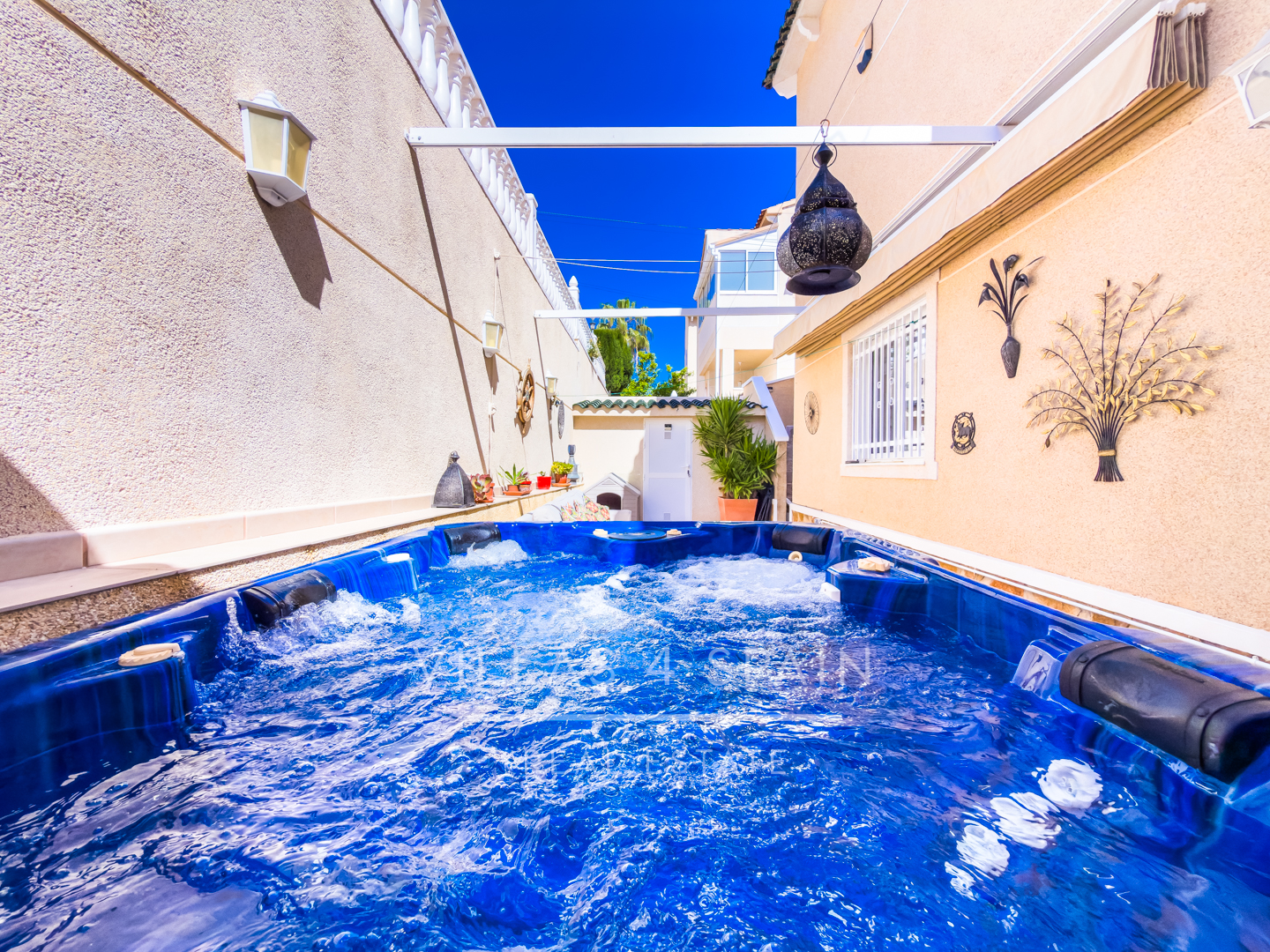 Resale - 3 Bed 3 bath Villa with Private Pool and Parking + Hot tub and Guest apartment in El Galan, Villamartin - calle marbella - Alicante
