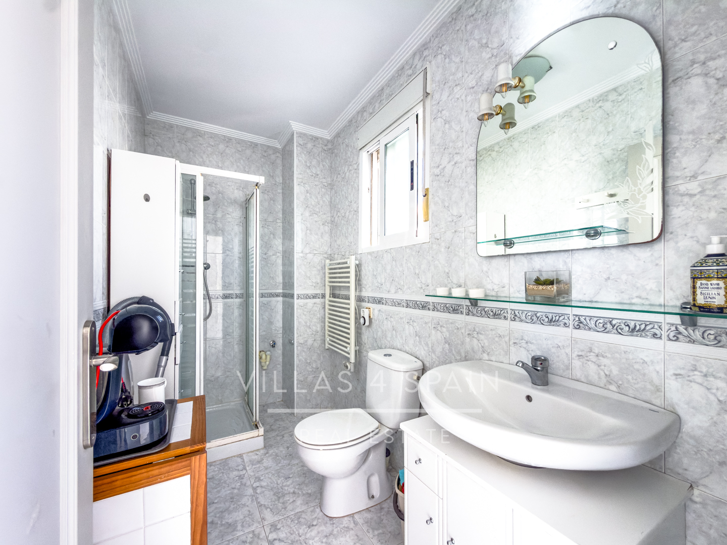 Resale - 3 Bed 3 bath Villa with Private Pool and Parking + Hot tub and Guest apartment in El Galan, Villamartin - calle marbella - Alicante