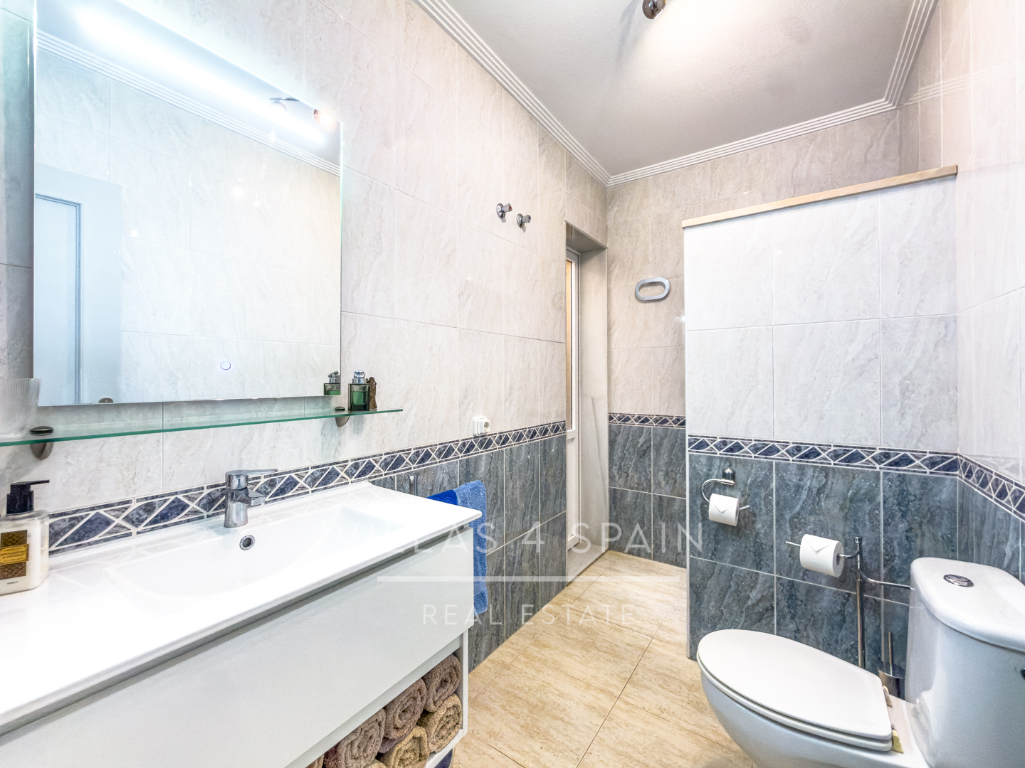 Resale - 3 Bed 3 bath Villa with Private Pool and Parking + Hot tub and Guest apartment in El Galan, Villamartin - calle marbella - Alicante