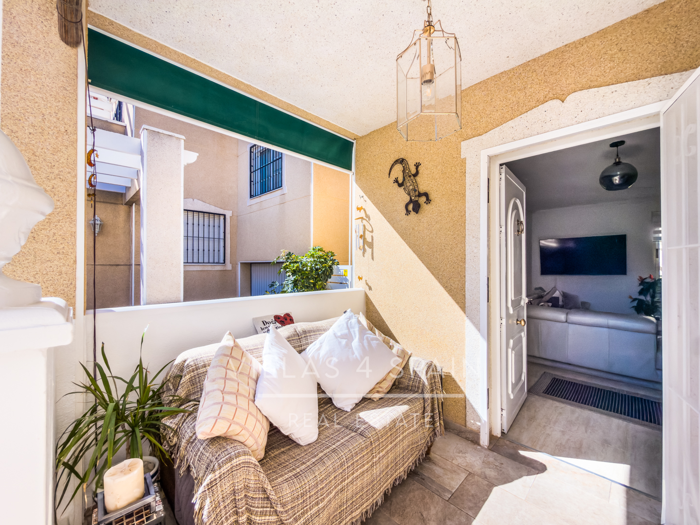Resale - 3 Bed 3 bath Villa with Private Pool and Parking + Hot tub and Guest apartment in El Galan, Villamartin - calle marbella - Alicante