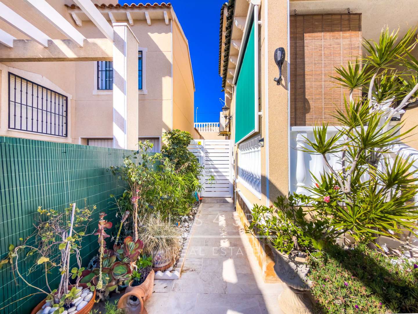Resale - 3 Bed 3 bath Villa with Private Pool and Parking + Hot tub and Guest apartment in El Galan, Villamartin - calle marbella - Alicante