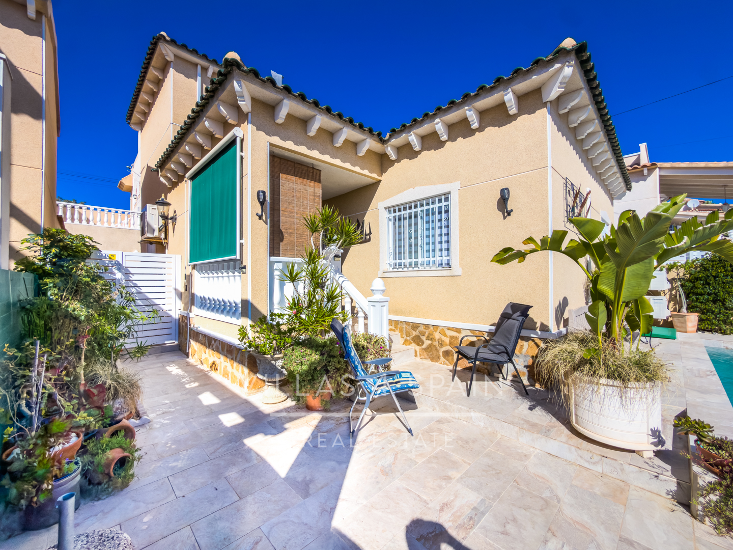 Resale - 3 Bed 3 bath Villa with Private Pool and Parking + Hot tub and Guest apartment in El Galan, Villamartin - calle marbella - Alicante