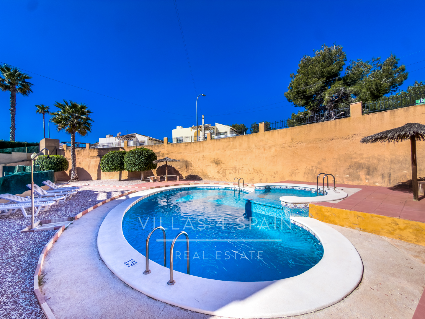 Resale - 3 Bed 3 bath Villa with Private Pool and Parking + Hot tub and Guest apartment in El Galan, Villamartin - calle marbella - Alicante
