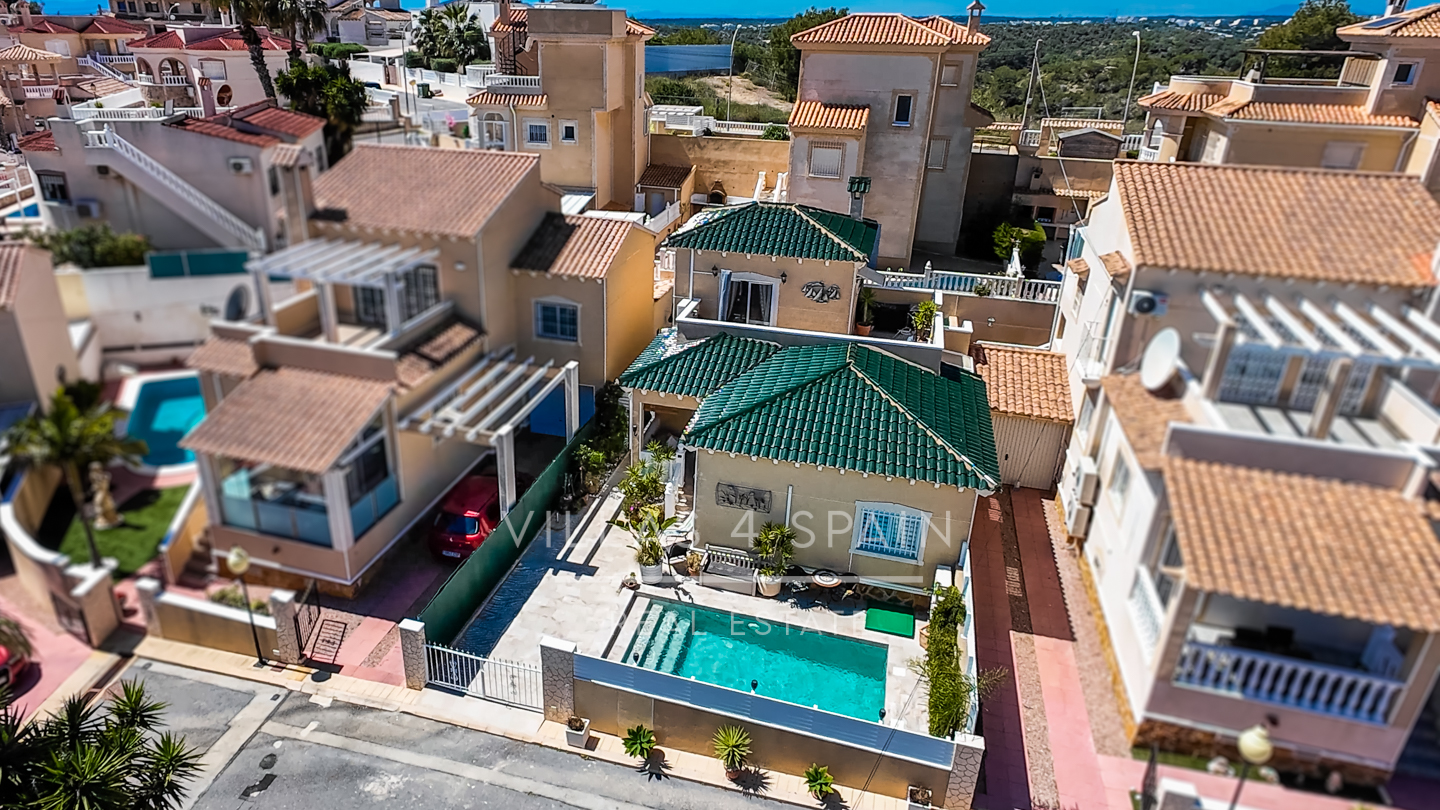 Resale - 3 Bed 3 bath Villa with Private Pool and Parking + Hot tub and Guest apartment in El Galan, Villamartin - calle marbella - Alicante