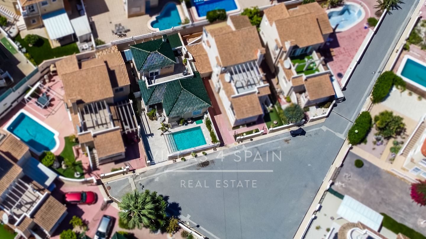 Resale - 3 Bed 3 bath Villa with Private Pool and Parking + Hot tub and Guest apartment in El Galan, Villamartin - calle marbella - Alicante