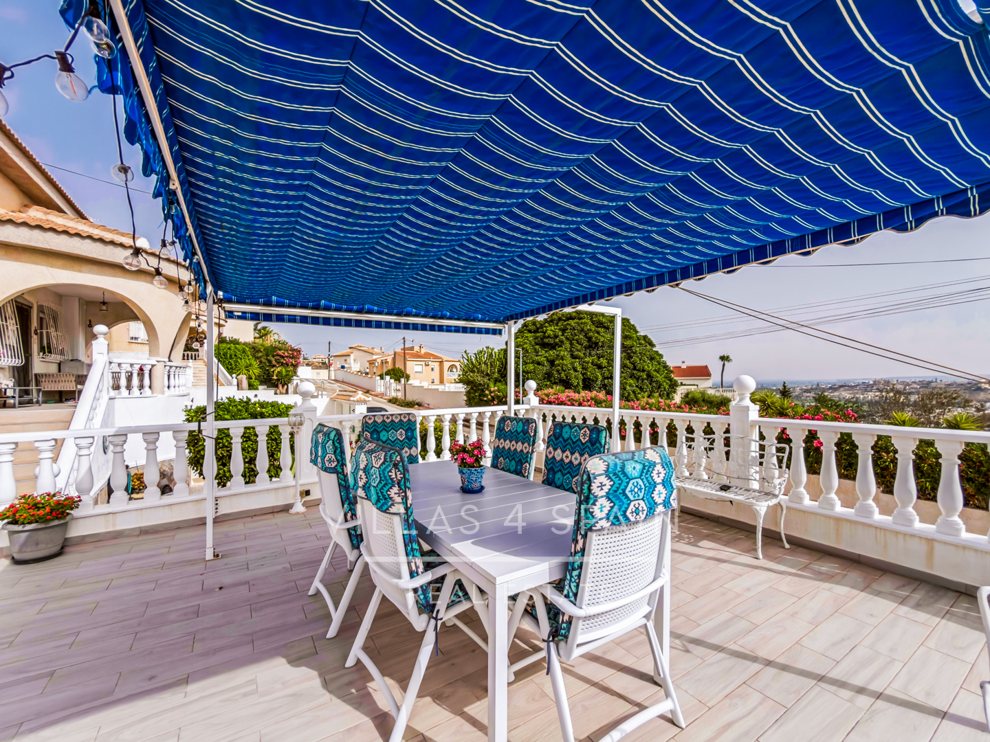 Resale - 3 Bed 3 Bath Villa with Private Pool and Parking with underbuild - C. Mar Mediterraneo - Alicante