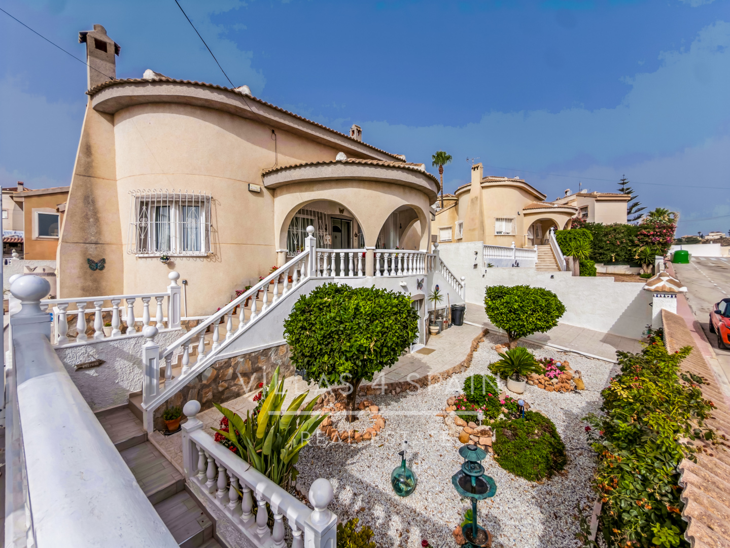 Resale - 3 Bed 3 Bath Villa with Private Pool and Parking with underbuild - C. Mar Mediterraneo - Alicante