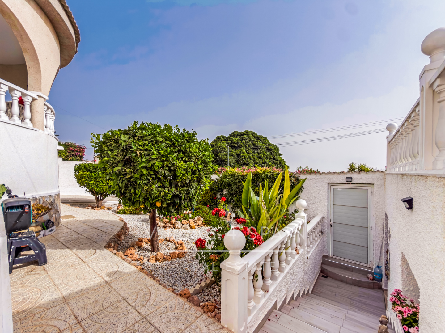 Resale - 3 Bed 3 Bath Villa with Private Pool and Parking with underbuild - C. Mar Mediterraneo - Alicante