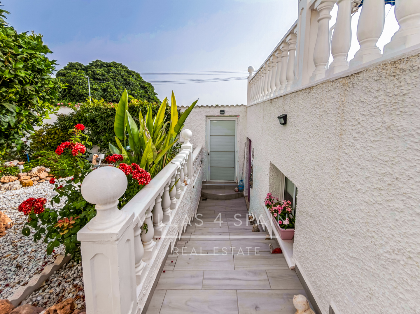 Resale - 3 Bed 3 Bath Villa with Private Pool and Parking with underbuild - C. Mar Mediterraneo - Alicante