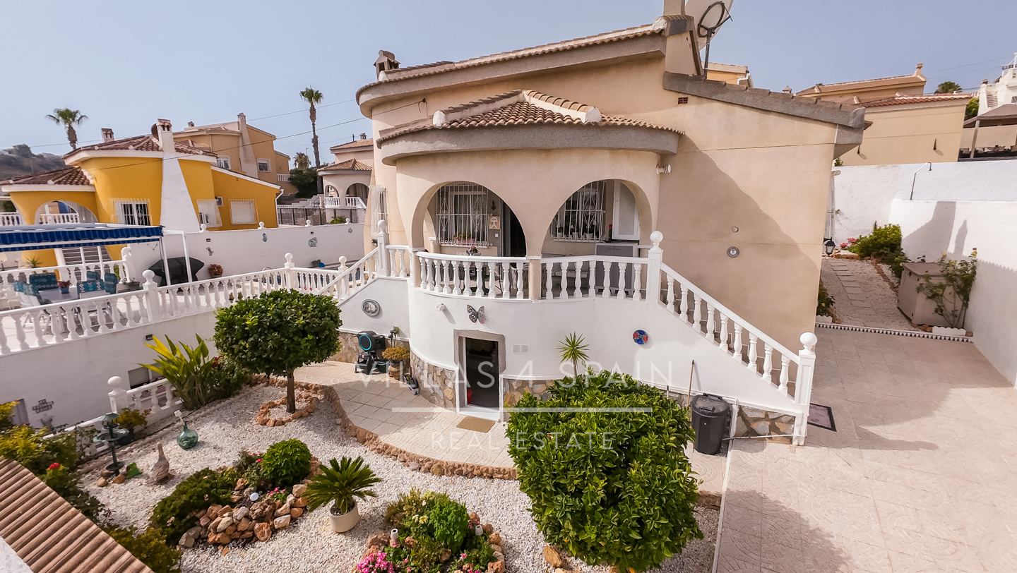 Resale - 3 Bed 3 Bath Villa with Private Pool and Parking with underbuild - C. Mar Mediterraneo - Alicante