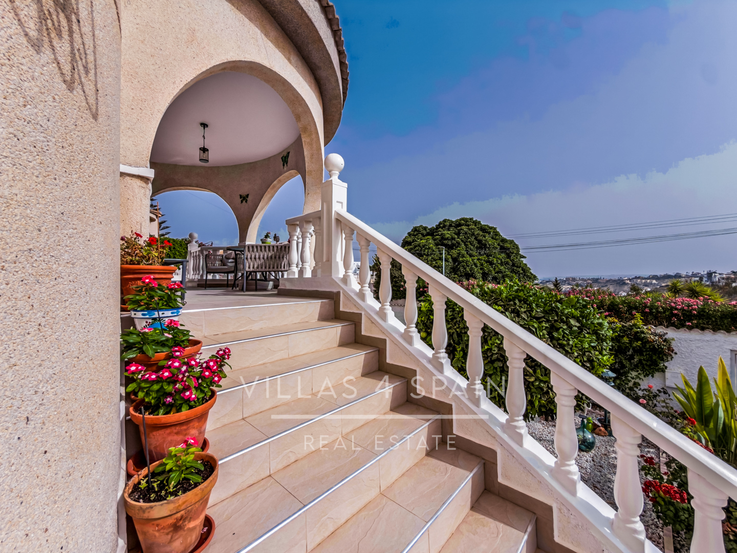 Resale - 3 Bed 3 Bath Villa with Private Pool and Parking with underbuild - C. Mar Mediterraneo - Alicante