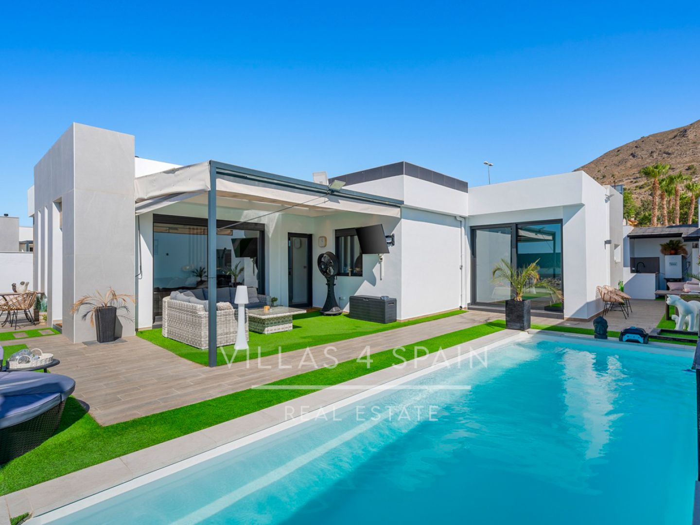 4 Bed 2 Bath Villa with Private Pool and Parking in Las Kalendas Fortuna