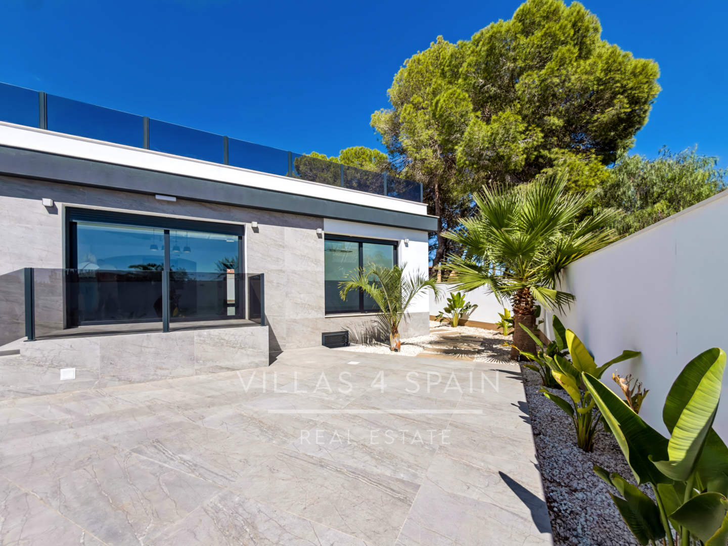 Resale - 5 Bed 4 Bath LUXURY CORNER PLOT VILLA with Pool IN CIUDAD QUESADA  -  - 