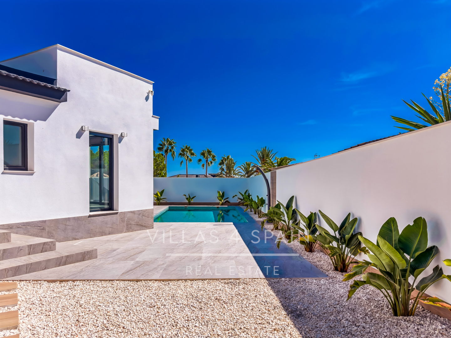 Resale - 5 Bed 4 Bath LUXURY CORNER PLOT VILLA with Pool IN CIUDAD QUESADA  -  - 