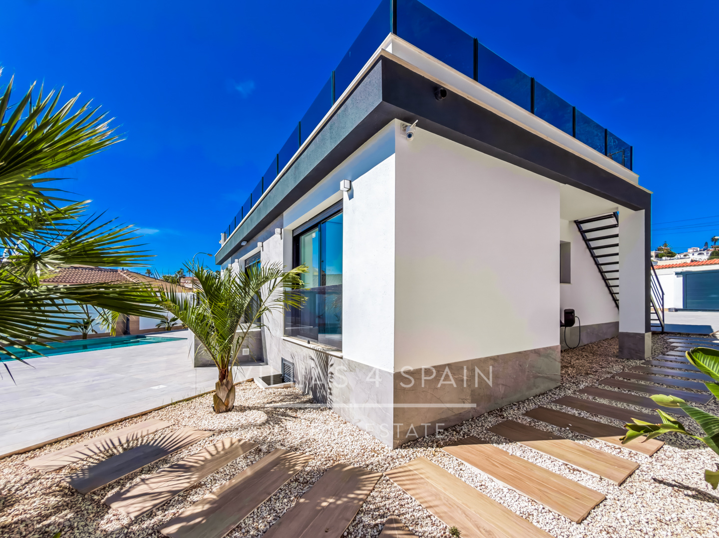 Resale - 5 Bed 4 Bath LUXURY CORNER PLOT VILLA with Pool IN CIUDAD QUESADA  -  - 