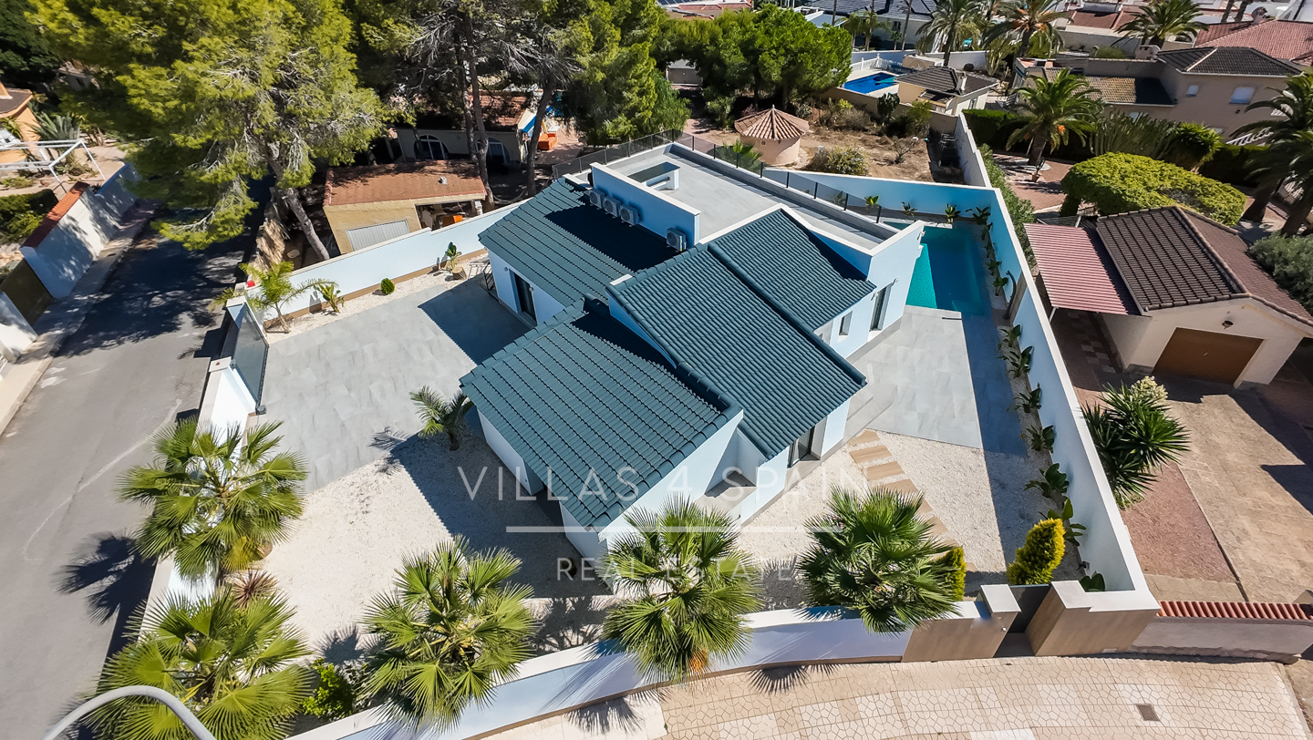 Resale - 5 Bed 4 Bath LUXURY CORNER PLOT VILLA with Pool IN CIUDAD QUESADA  -  - 