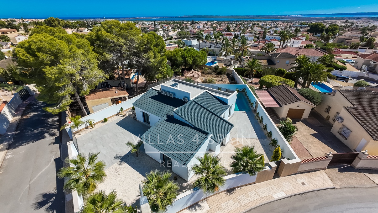 Resale - 5 Bed 4 Bath LUXURY CORNER PLOT VILLA with Pool IN CIUDAD QUESADA  -  - 