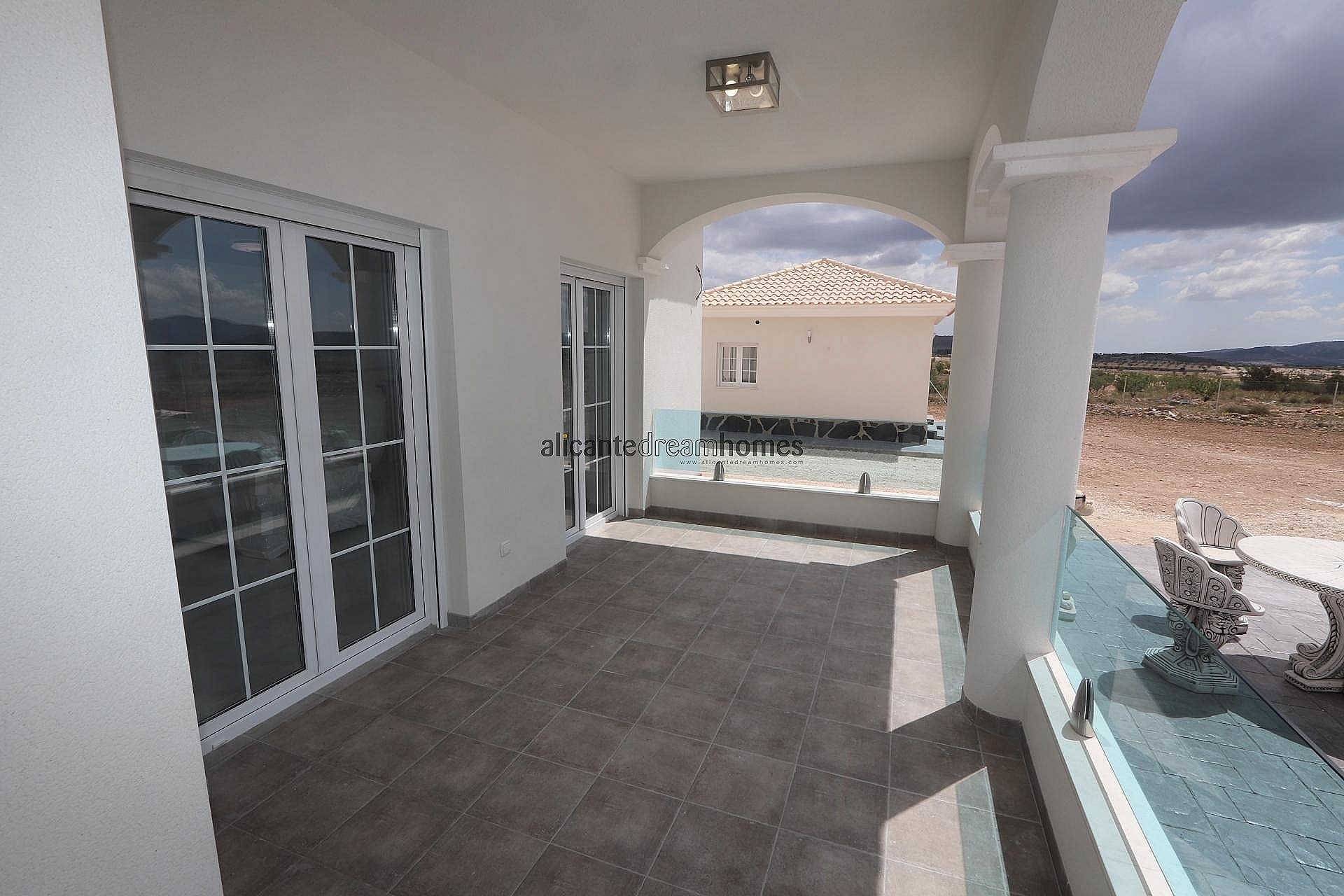 Resale - 4 Bedroom 3 Bathroom Villa in Pinoso -  - Alicante