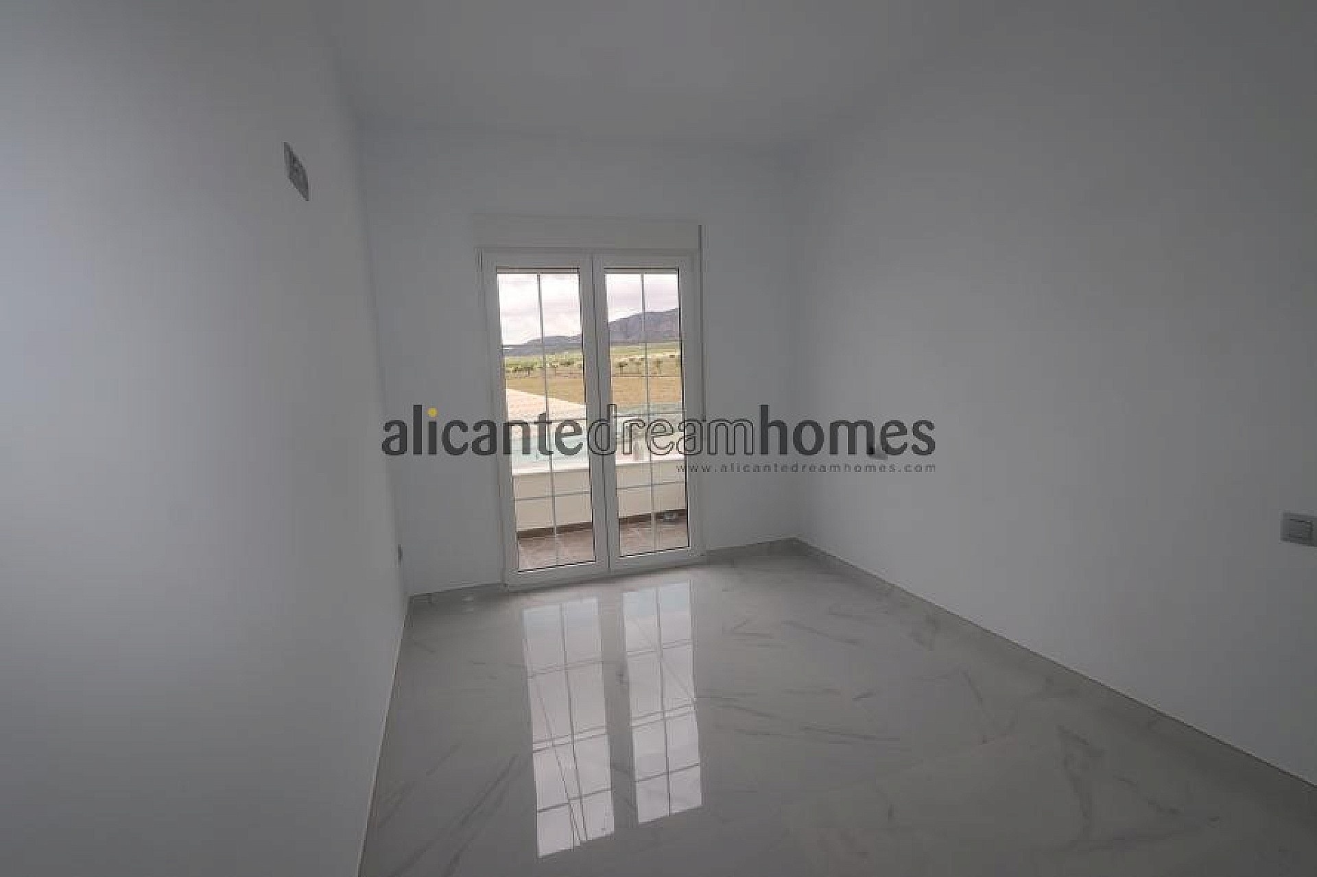 Resale - 4 Bedroom 3 Bathroom Villa in Pinoso -  - Alicante