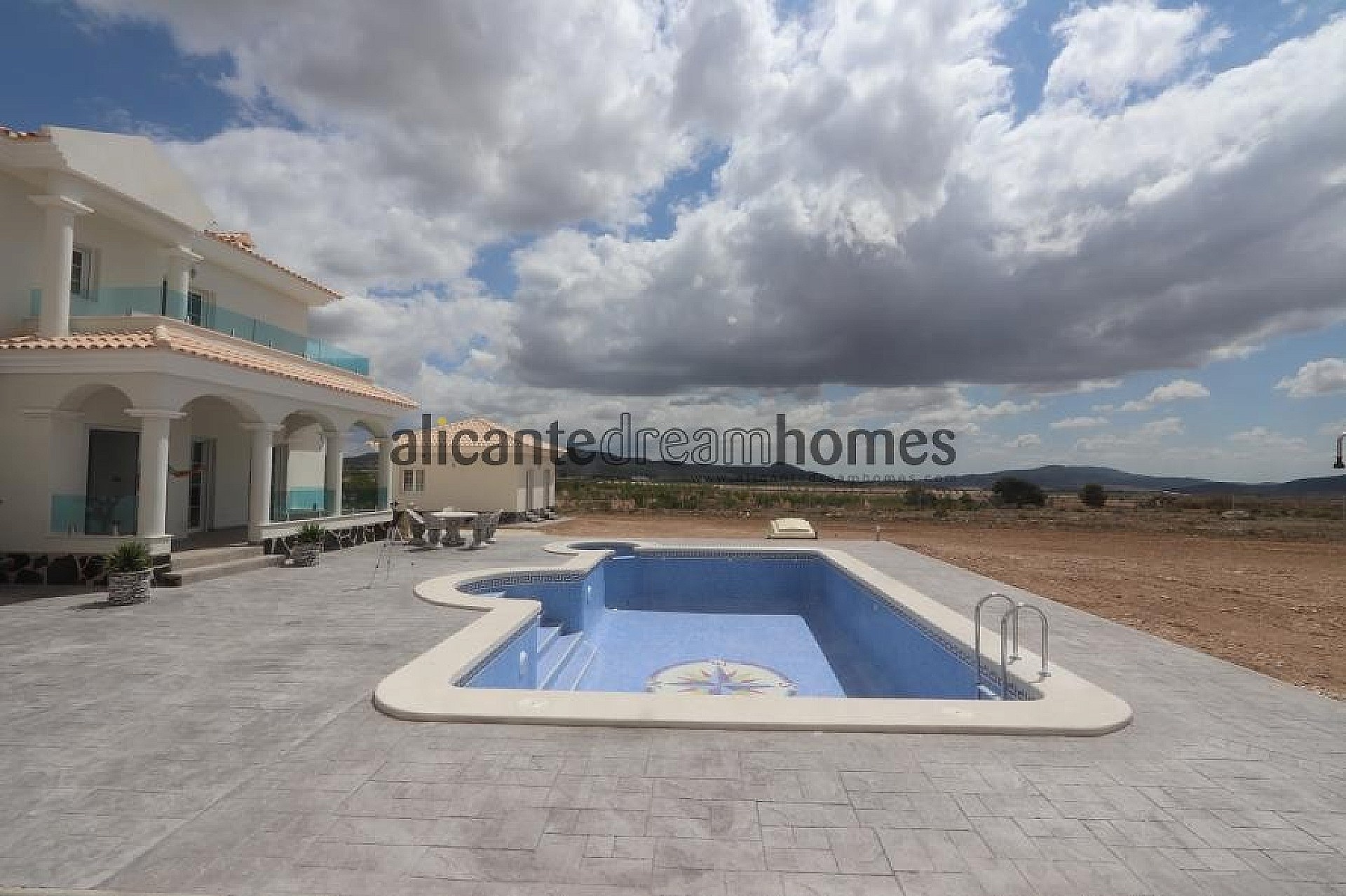 Resale - 4 Bedroom 3 Bathroom Villa in Pinoso -  - Alicante