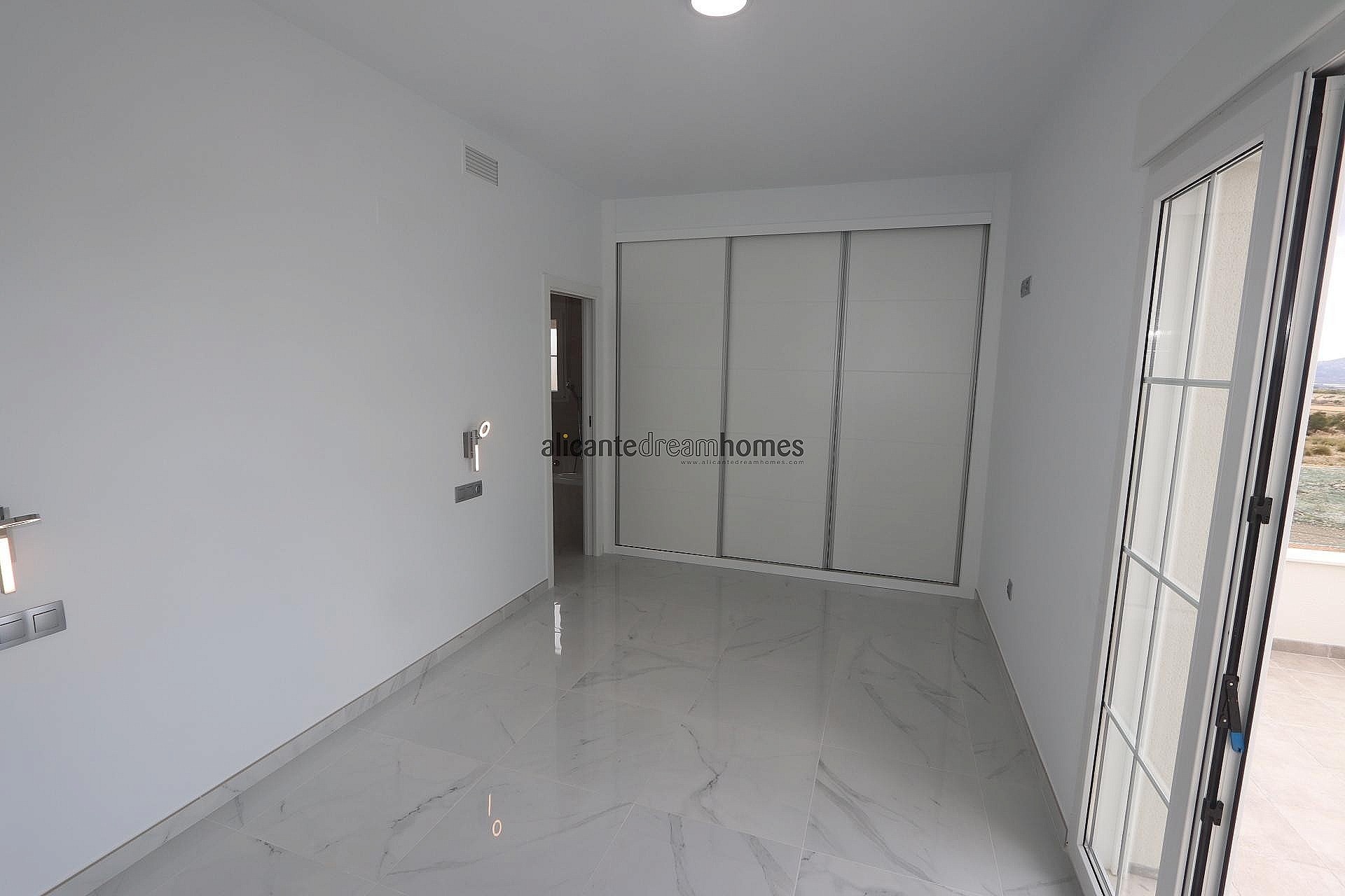 Resale - 4 Bedroom 3 Bathroom Villa in Pinoso -  - Alicante