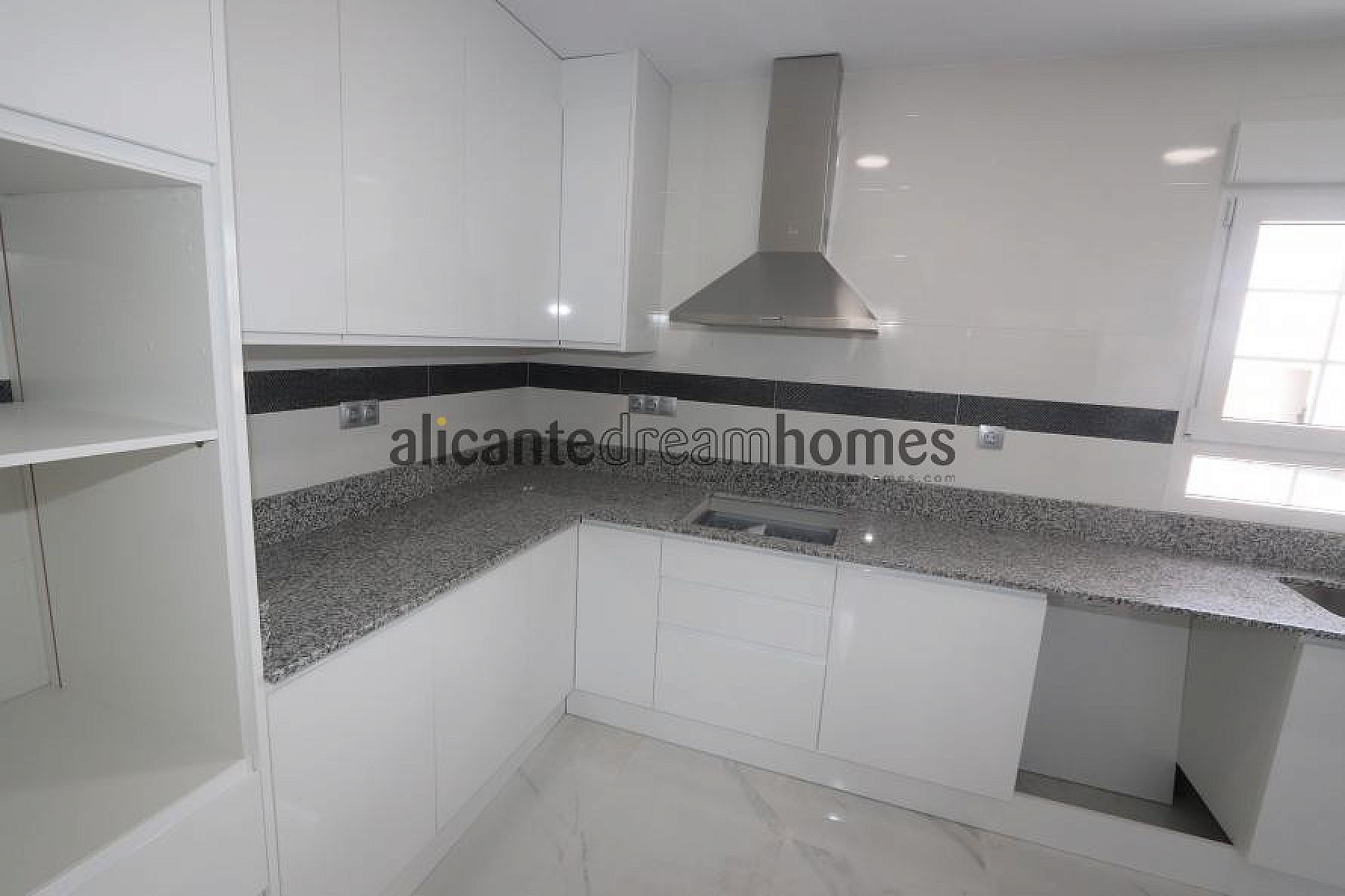 Resale - 4 Bedroom 3 Bathroom Villa in Pinoso -  - Alicante