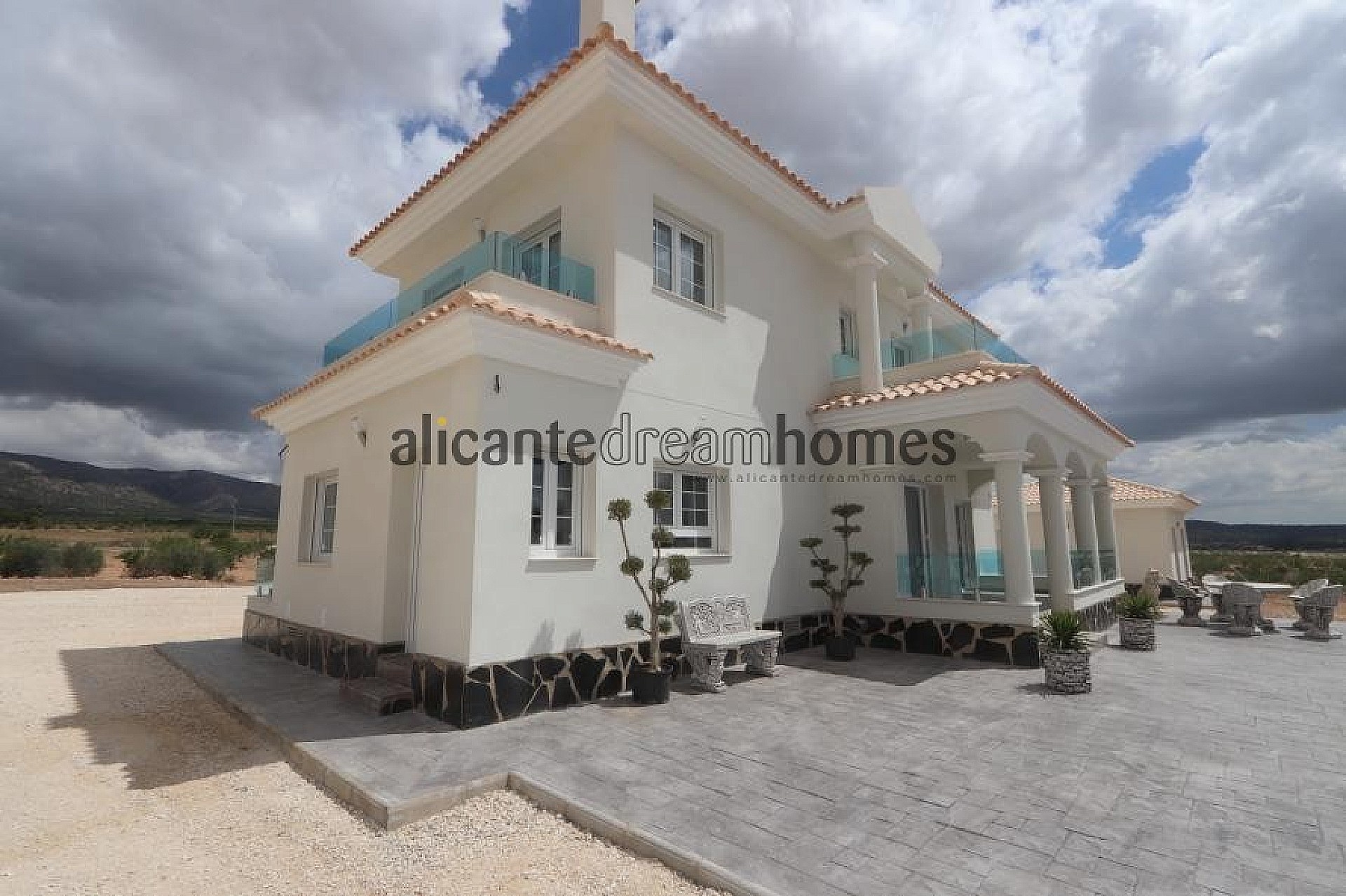 Resale - 4 Bedroom 3 Bathroom Villa in Pinoso -  - Alicante